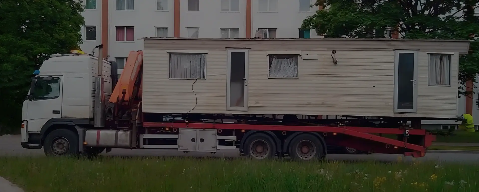 Получить онлайн цены на доставку низким тралом дом вагона в городе Зеленокумск (Северо-Кавказский округ - Ставропольский край) на сайте самостоятельно